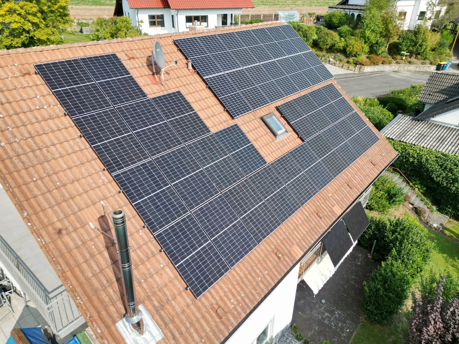 Fertig montierte Photovoltaikanlage von Thiessen Energy auf einem Ziegel-Satteldach, Luftaufnahme